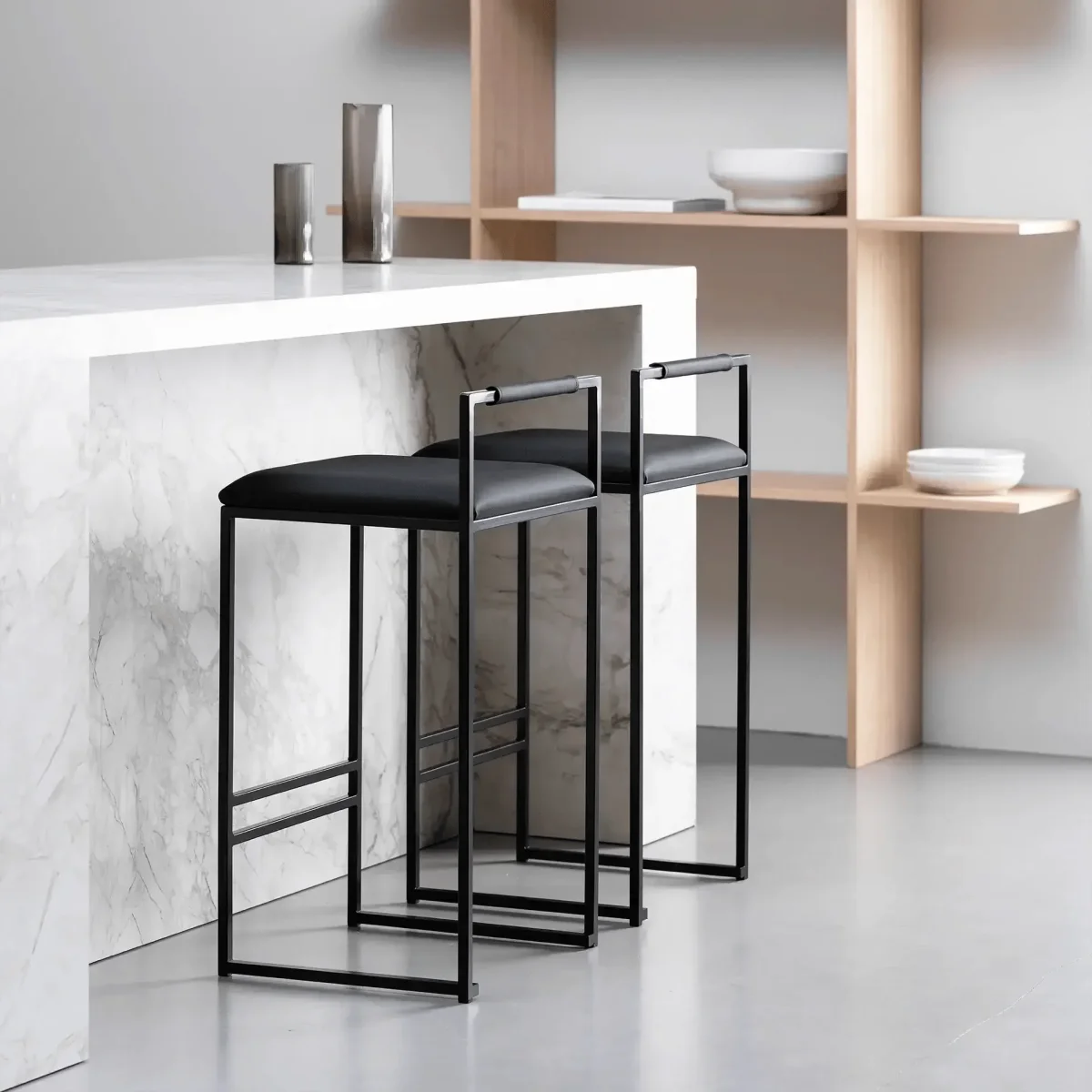 by Crea® Barhocker FREJA Schwarzer Rahmen Schwarzes Lederkissen & Rückenlehne – Bild 3
